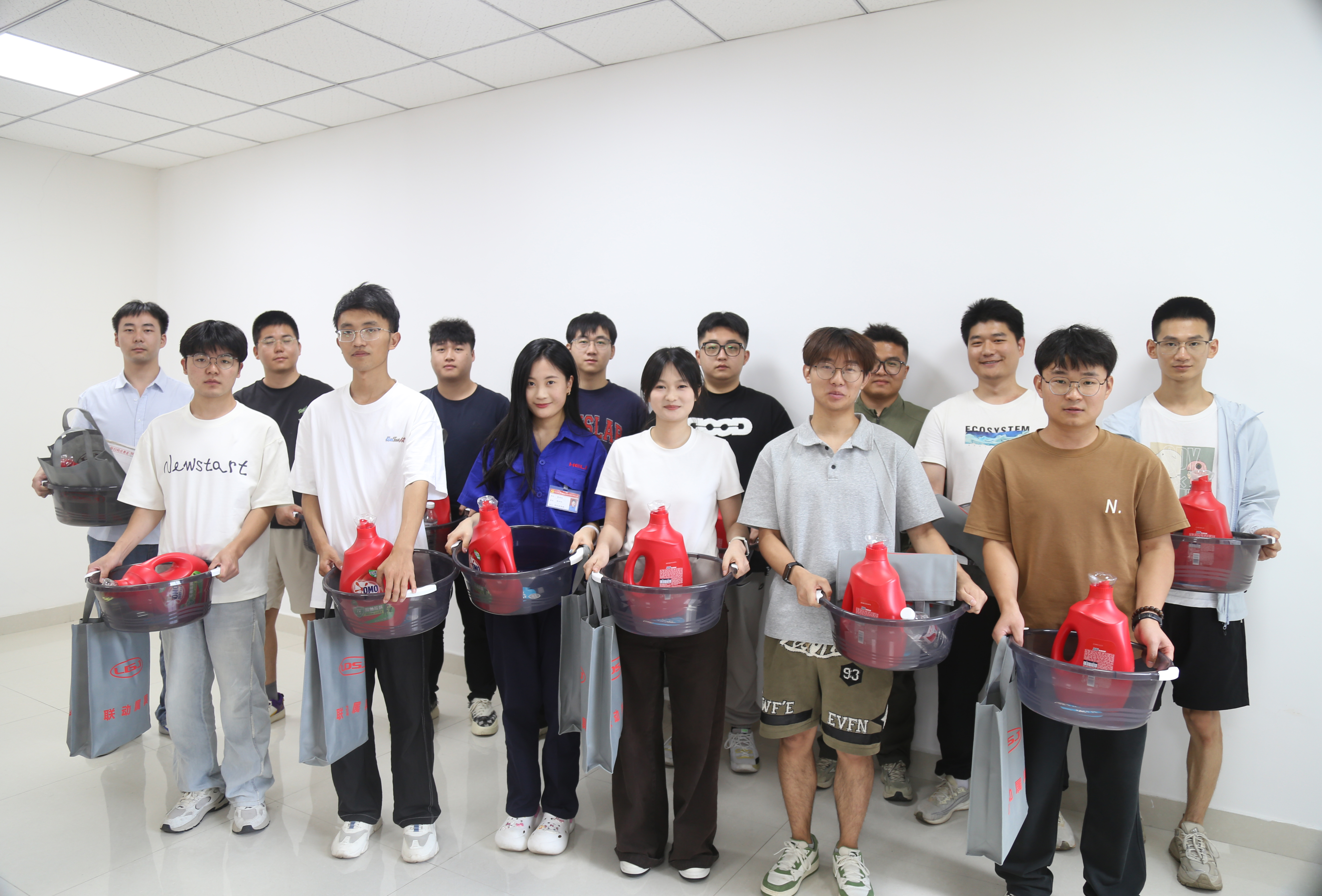 3.為新入職畢業(yè)生贈送禮包.jpg